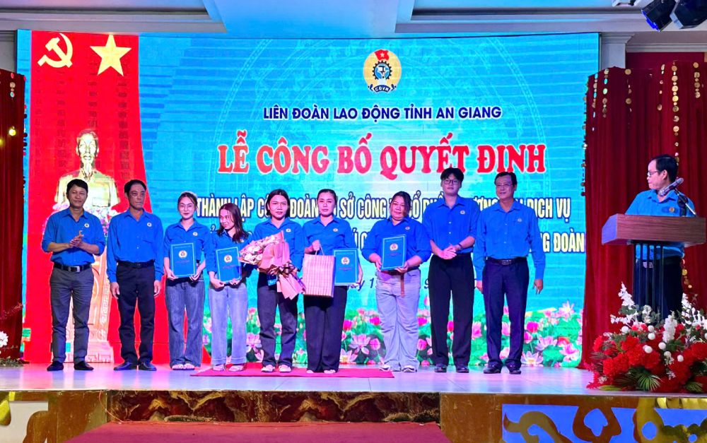 Cong bo quyet dinh thanh lap Cong doan co so Cong ty Co phan Thuong mai Dich vu Giat ui cong nghiep K A SA Phu Quoc. Anh: LDLD An Giang