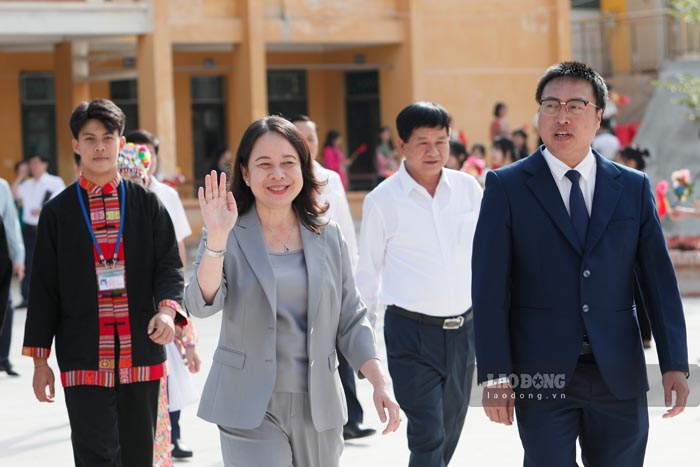 Vo Thi Anh Xuan 부통령이 Dien Bien 지방 소수 민족 기숙 고등학교 학생들을 방문하여 장학금을 수여했습니다. 사진: Quang Dat