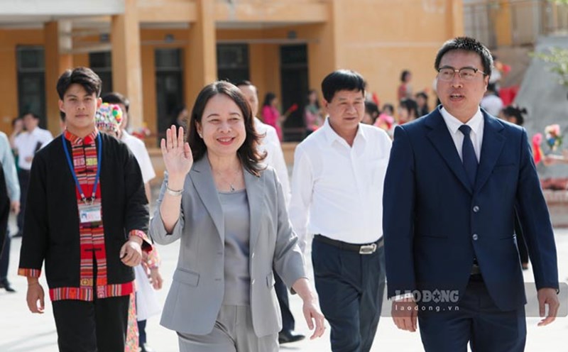 Vice President Vo Thi Anh Xuan visited and presented scholarships to students of Dien Bien Province Boarding High School for Ethnic Minorities. Photo: Quang Dat