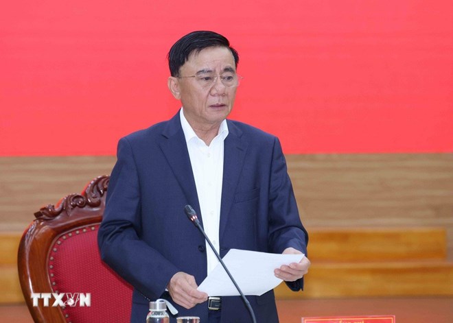 쩐깜뚜(Tran Cam Tu) 정치국 위원 당 중앙위원회 상임 사무국은 방금 정치 시스템의 직위 직책 목록에 관한 2025년 9월 8일자 규정 368-QD/TW에 서명했습니다. 사진: TTXVN