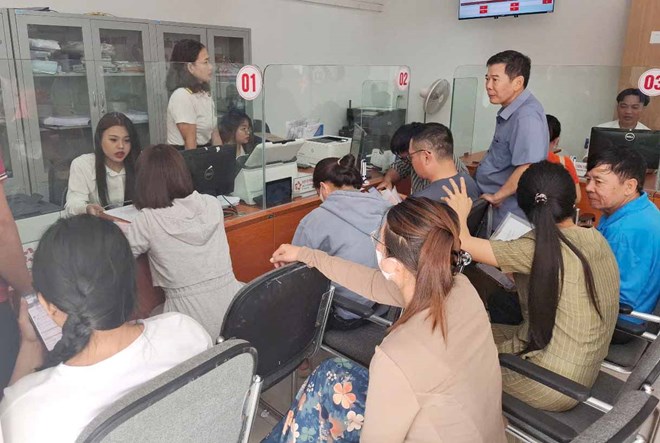 La mobilisation et le renforcement des fonctionnaires communaux locaux qui manquent sont mis en œuvre par la province de Ha Tinh. Sur la photo des personnes venant effectuer des transactions administratives au Centre administratif public du quartier de Thanh Sen. Photo : Tran Tuan.