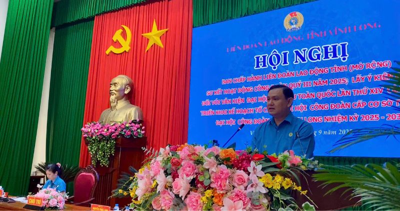 Ong Nguyen Phuc Linh – Chu tich LDLD tinh Vinh Long phat bieu tai hoi nghi Ban Chap hanh mo rong. Anh: Hoang Loc