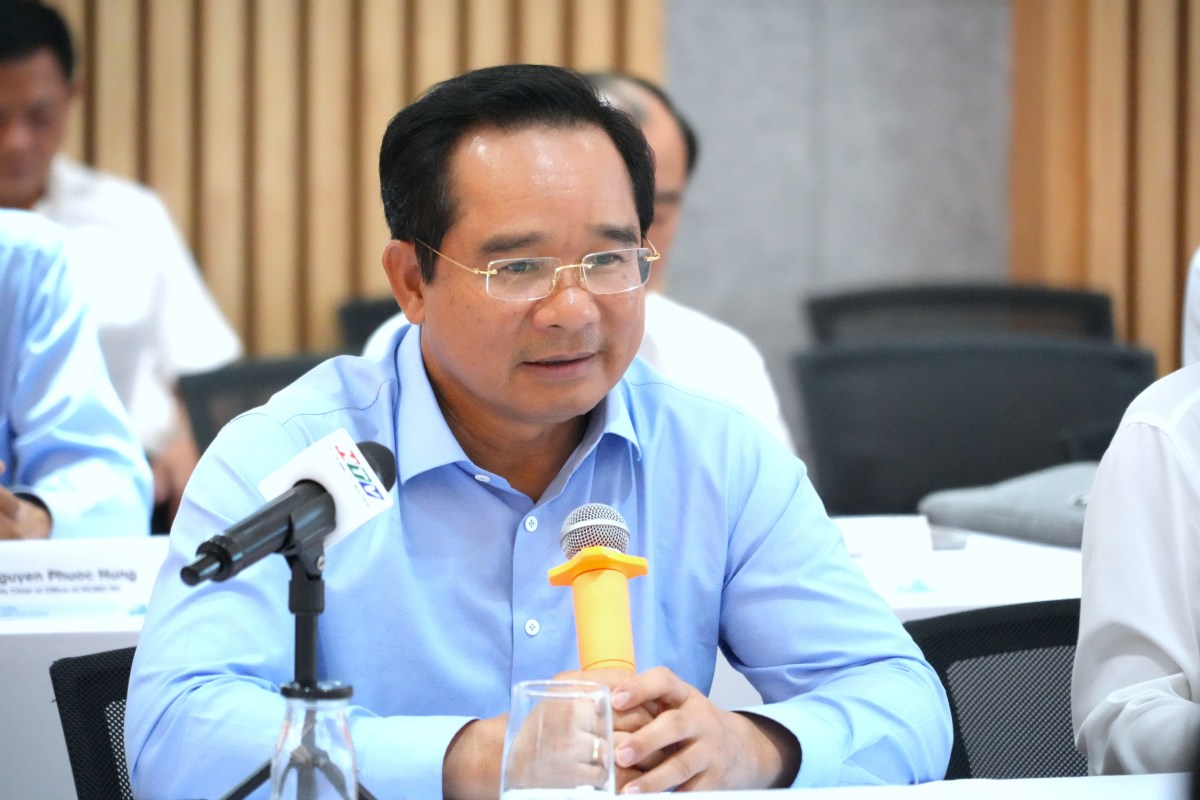 M. Nguyen Van Duoc - President du Comite populaire de Ho Chi Minh-Ville s'exprime lors d'une reunion de travail avec la societe TNHH Hoa dau Long Son. Photo : Thanh An