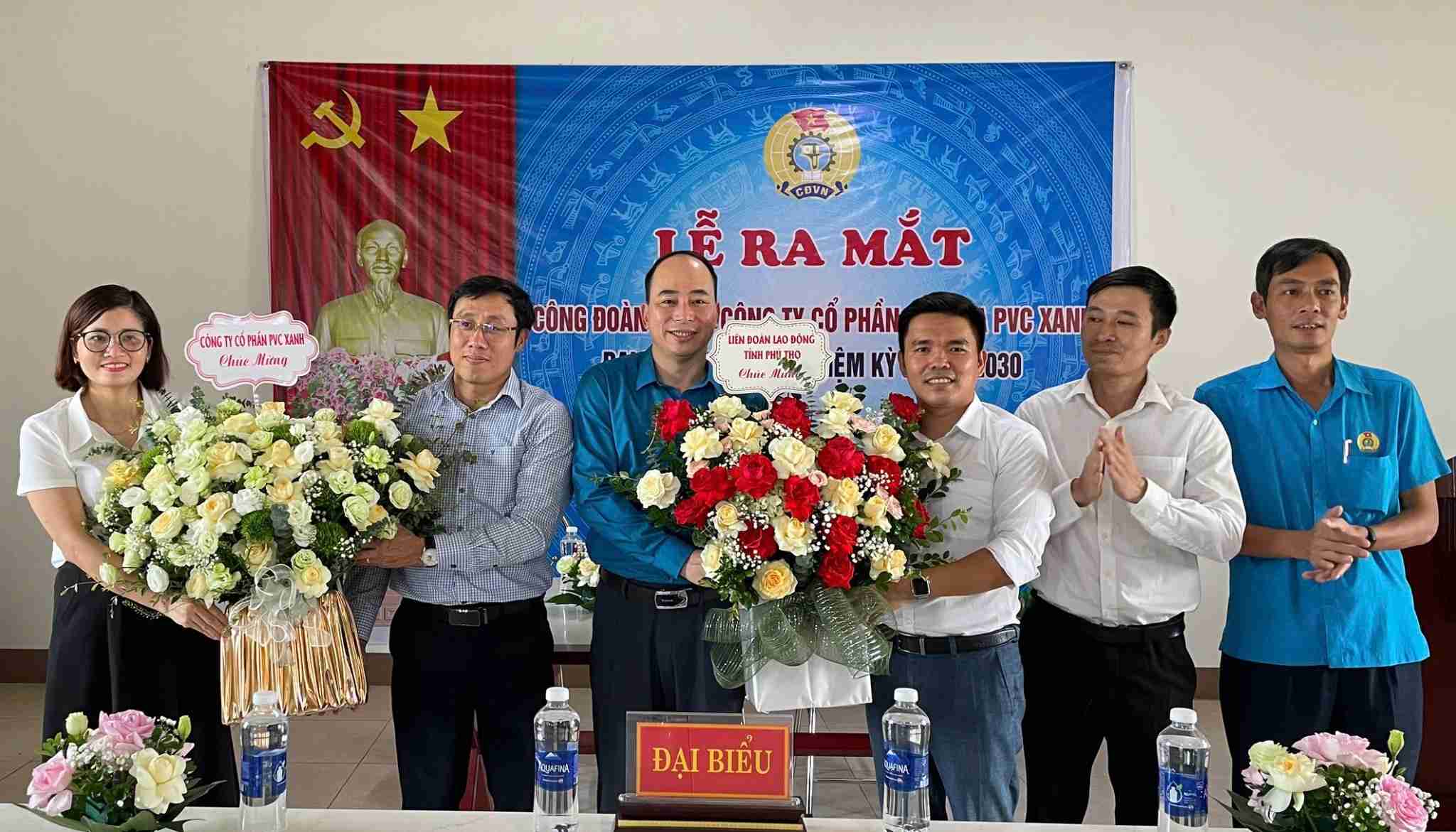 Representatives of the Phu Tho Provincial Federation of Labor presented flowers to congratulate the Trade Union of Green PVC phunment Joint Stock Company. Photo: Yen San
