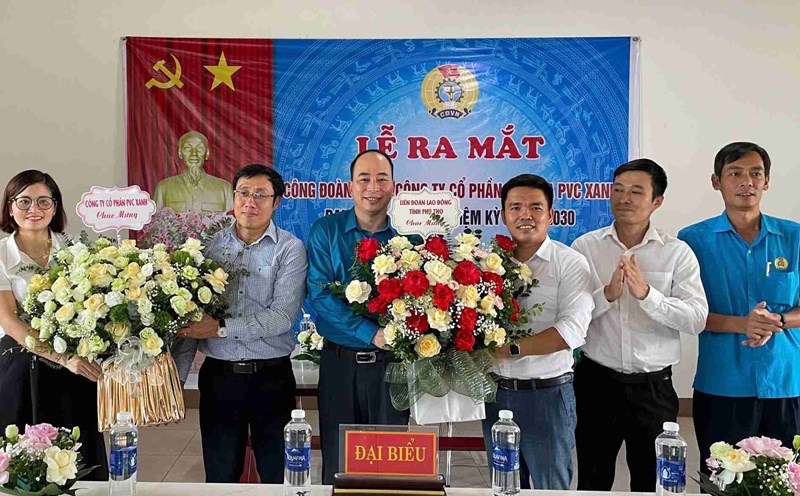 Representatives of the Phu Tho Provincial Federation of Labor presented flowers to congratulate the Trade Union of Green PVC phunment Joint Stock Company. Photo: Yen San