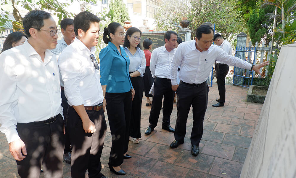 The People's Committee of Da Nang City is urgently proposing solutions to preserve and restore the Thanh Chiem Town Monument and Khuong My Tower. Photo: Da Nang City People's Committee