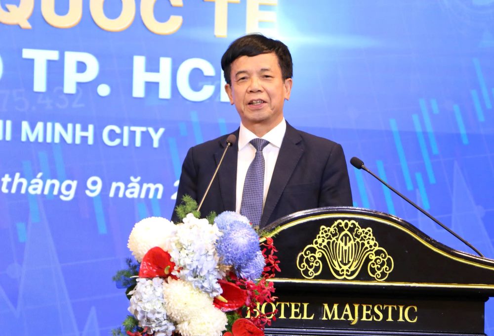 GS.TS. Le Hong Hanh, Chu tich Trung tam Trong tai quoc te Viet Nam phat bieu. Ảnh: Anh Tu