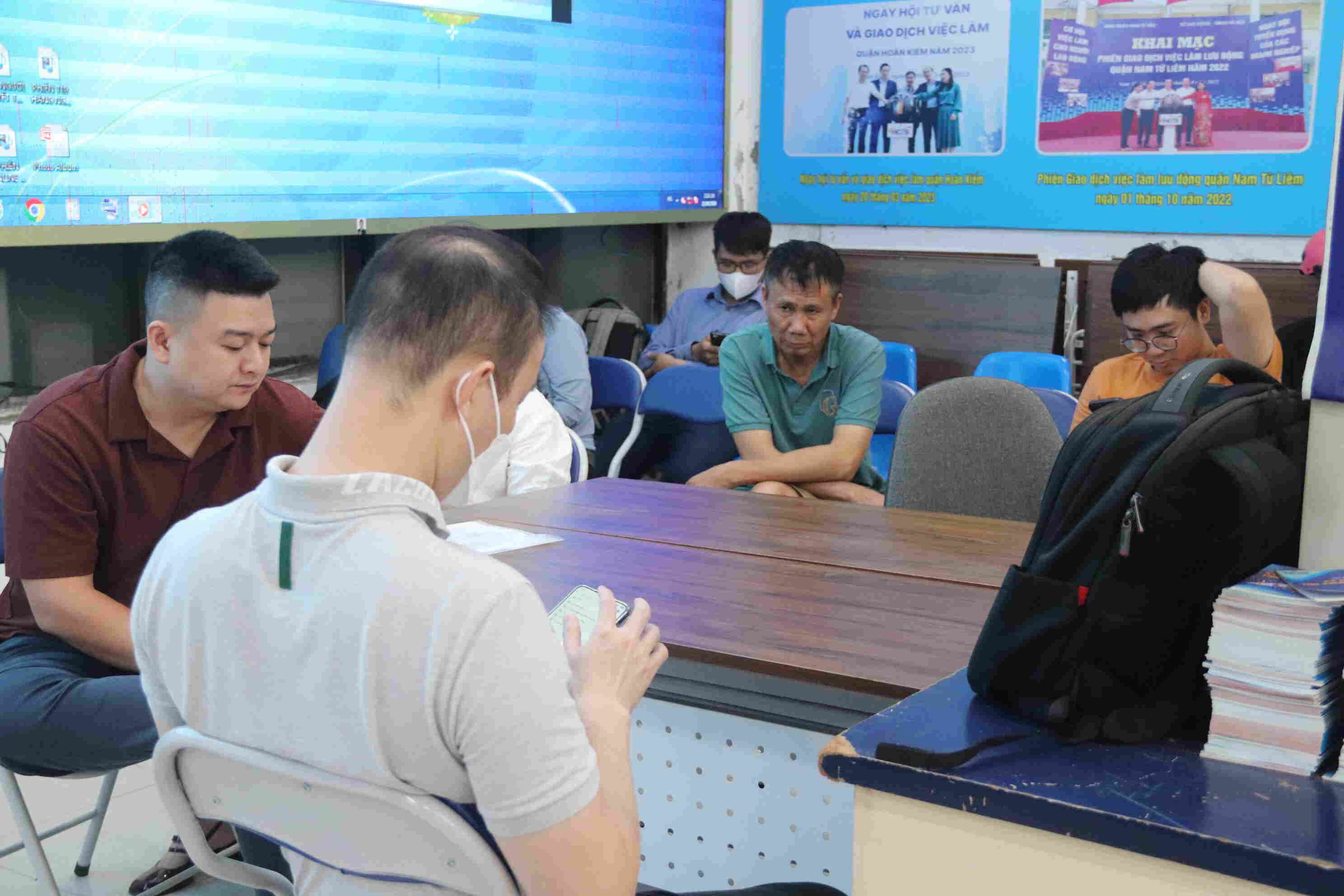 Lao dong lam thu tuc huong bao hiem that nghiep va ung tuyen viec lam tai Trung tam Dich vu viec lam Ha Noi. Anh: Cao Thom