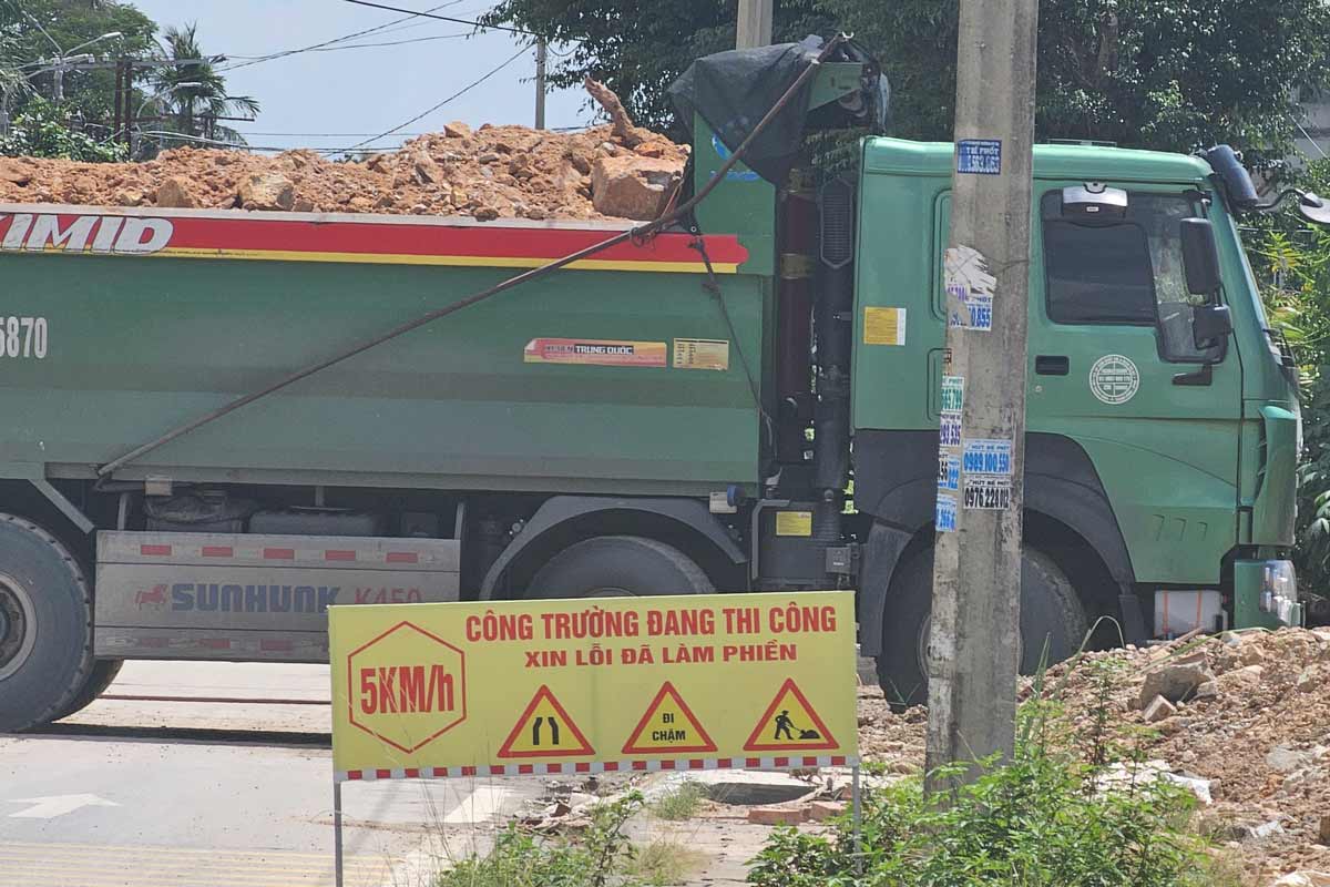 Trung Vuong鉱山から土を積んだ自動車が、Quang Ninh省Vang Danh区Thanh Nien通りを公然と通行し、柵を敷いていません。写真:Dieu Hoang