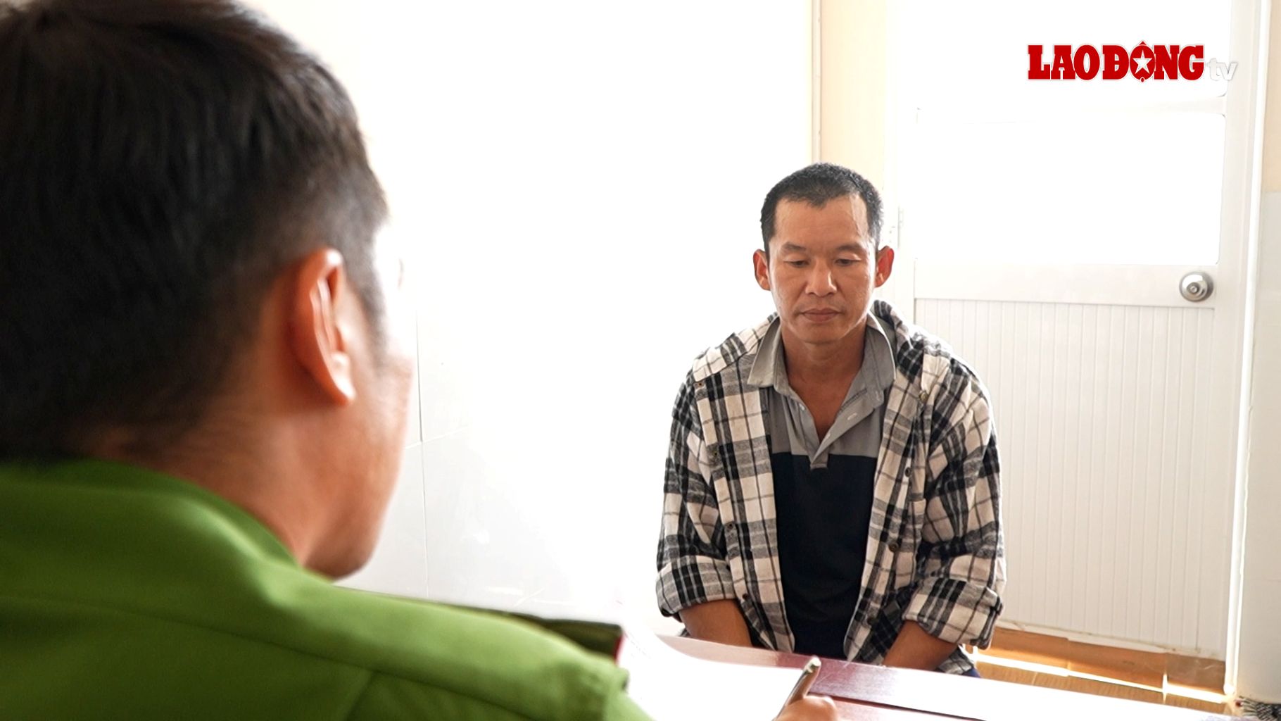 L'un des suspects a consomme de la drogue au poste de police.