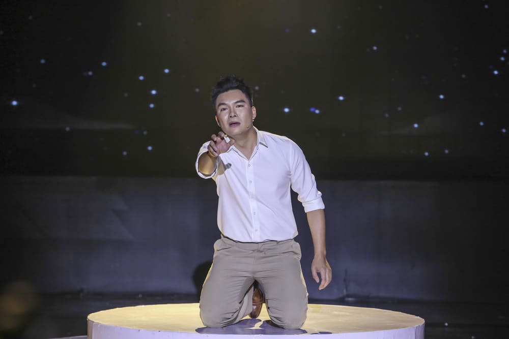 MC Quoc Tri had a performance that was well appreciated by the judges of the "Tinh Bolero 2025" contest. Photo: Character provided