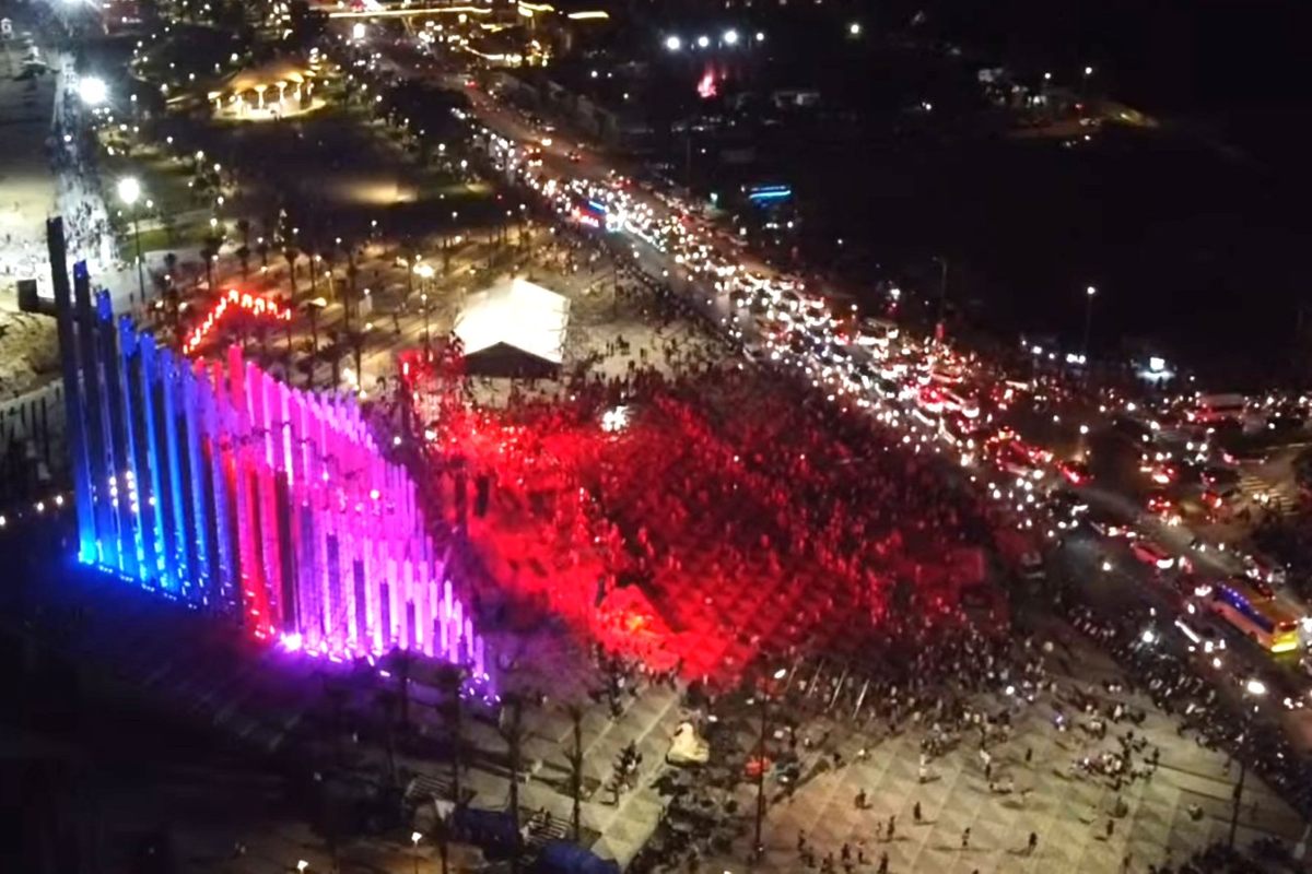 Beaucoup de gens enregistrent la tour Tam Thang a Vung Tau les vacances et les week-ends. Photo: Hoang Nhan