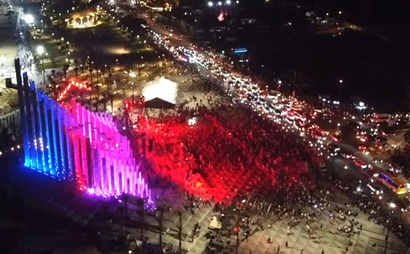 A large number of people check-in at Tam Thang Tower in Vung Tau on holidays and weekends. Photo: Hoang Nhan