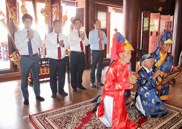 Gia Lai provincial leaders offer incense in front of the monument to Emperor Quang Trung. Photo: Thanh Tuan