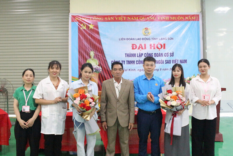 Leaders of the Provincial Federation of Labor and company leaders presented flowers to congratulate the Executive Committee of the grassroots Trade Union. Photo: Hoang Nhu
