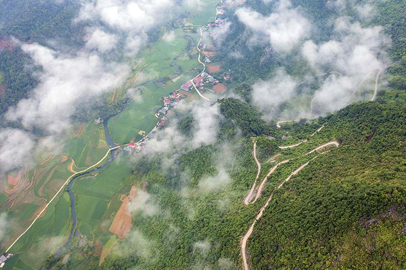 Duong nui quanh co, khuc cua tay ao dan len diem san may.