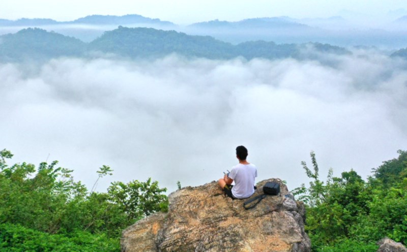 Sea of clouds floating on the way to the Mong village in Dai Tien, Hoa An (Cao Bang).