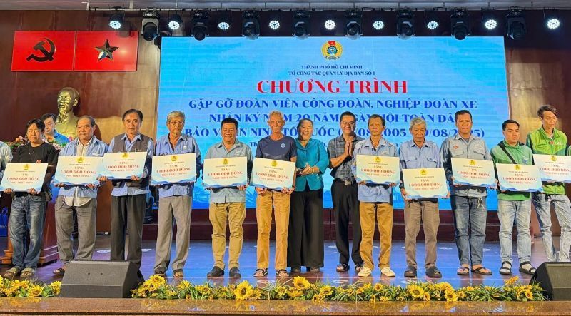 Union members receive gifts from the Ho Chi Minh City Labor Federation. Photo: Duc Long