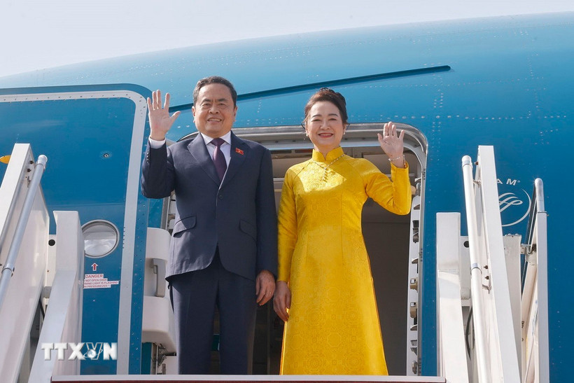 farewell ceremony for Politburo member and National Assembly Chairman Tran Thanh Man and his wife at Bunga Raya Complex International Airport, Kuala Lumpur. Photo: VNA