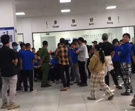 Hang tram cong nhan tap trung de nghi cong ty chi tra luong. Anh cat tu clip ban doc cung cap