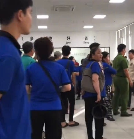The Ho Chi Minh City Labor Federation and other units will coordinate to resolve the case of paying salaries and social insurance debts of workers. Photo cut from a clip provided by a reader