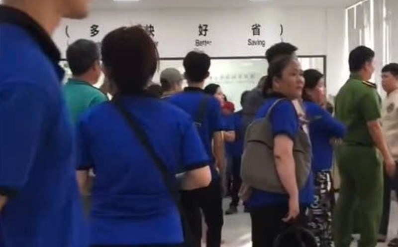 The Ho Chi Minh City Labor Federation and other units will coordinate to resolve the case of paying salaries and social insurance debts of workers. Photo cut from a clip provided by a reader