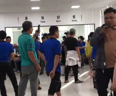 Hien cong ty da chuyen tra luong cho cong nhan lao dong. Anh cat tu clip ban doc cung cap