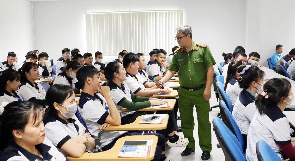 Cac doan vien, nguoi lao dong Cong ty TNHH Hoya Lens Viet Nam tham gia thao luan soi noi ve nhung tac hai cua ma tuy. Anh: Cong doan Quang Ngai