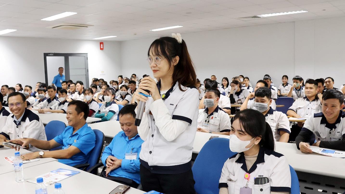 Les membres du syndicat et les employes de Hoya Lens Vietnam Co. Ltd. partagent des connaissances et des competences liees au travail de prevention et de lutte contre les mefaits de la drogue. Photo : Syndicat de Quang Ngai