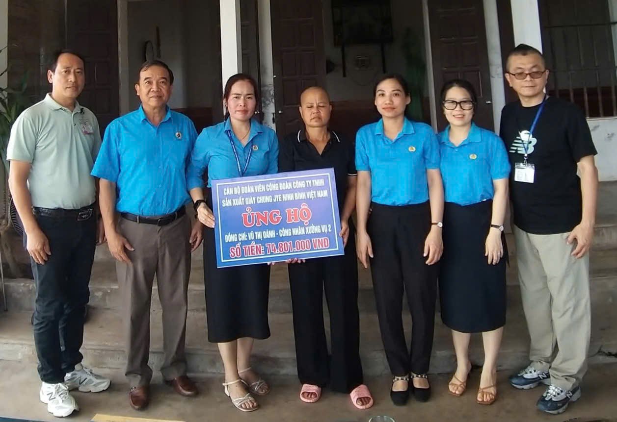 Le montant du soutien a ete remis a Mme Vu Thi Oanh. Photo: DIEU Anh