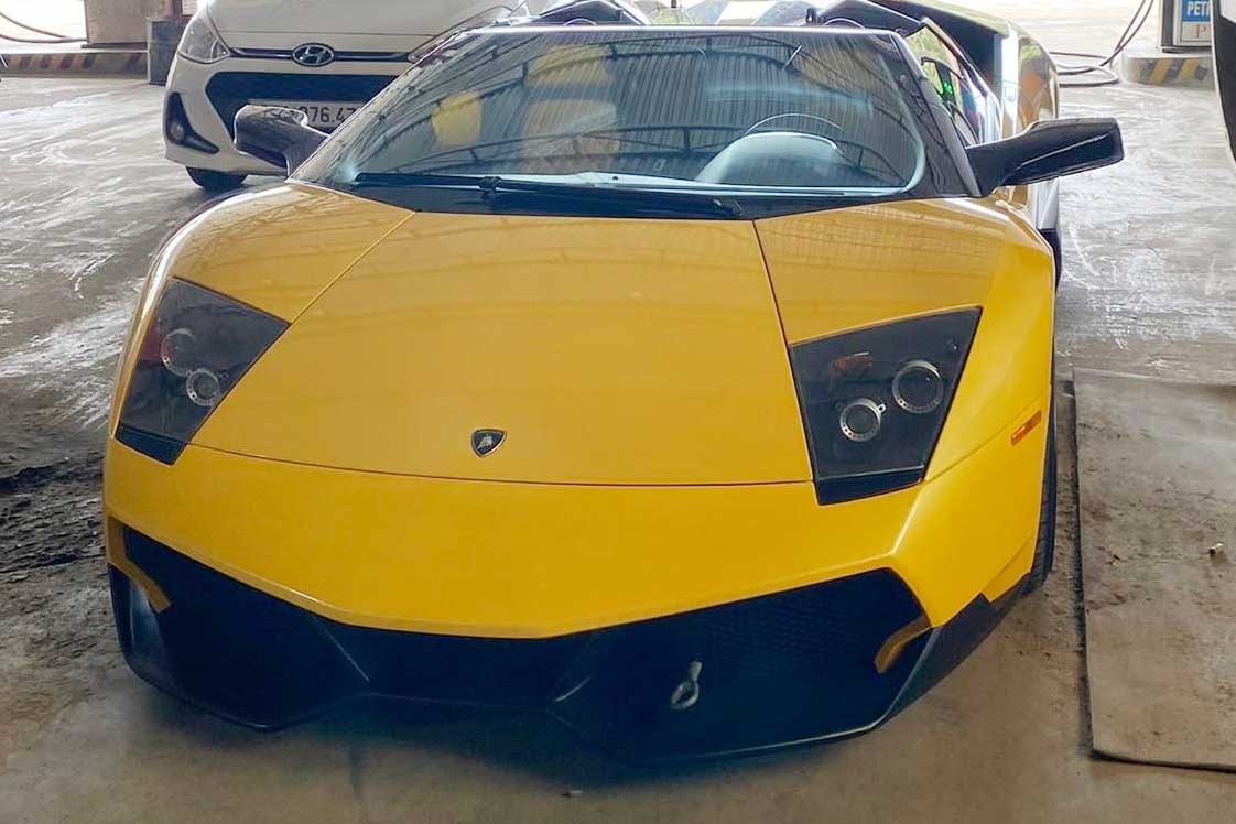 Lamborghini Murcielago LP640-4 Roadster with SV body kit with a different appearance in Vietnam. Photo: Dang Thien Bao