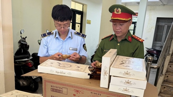 市場管理とハノイ市警察は、月のケーキの品質を確認するために調整されました。写真：QLTT