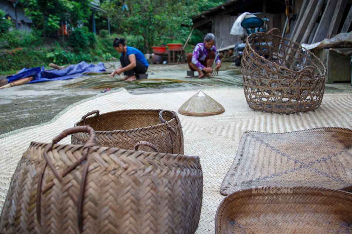 Ba Lam Thi Xuan cung nguoi than van miet mai ben nan cot, co gang luu giu mot phan ky uc va ban sac cua lang nghe Quang Trong.