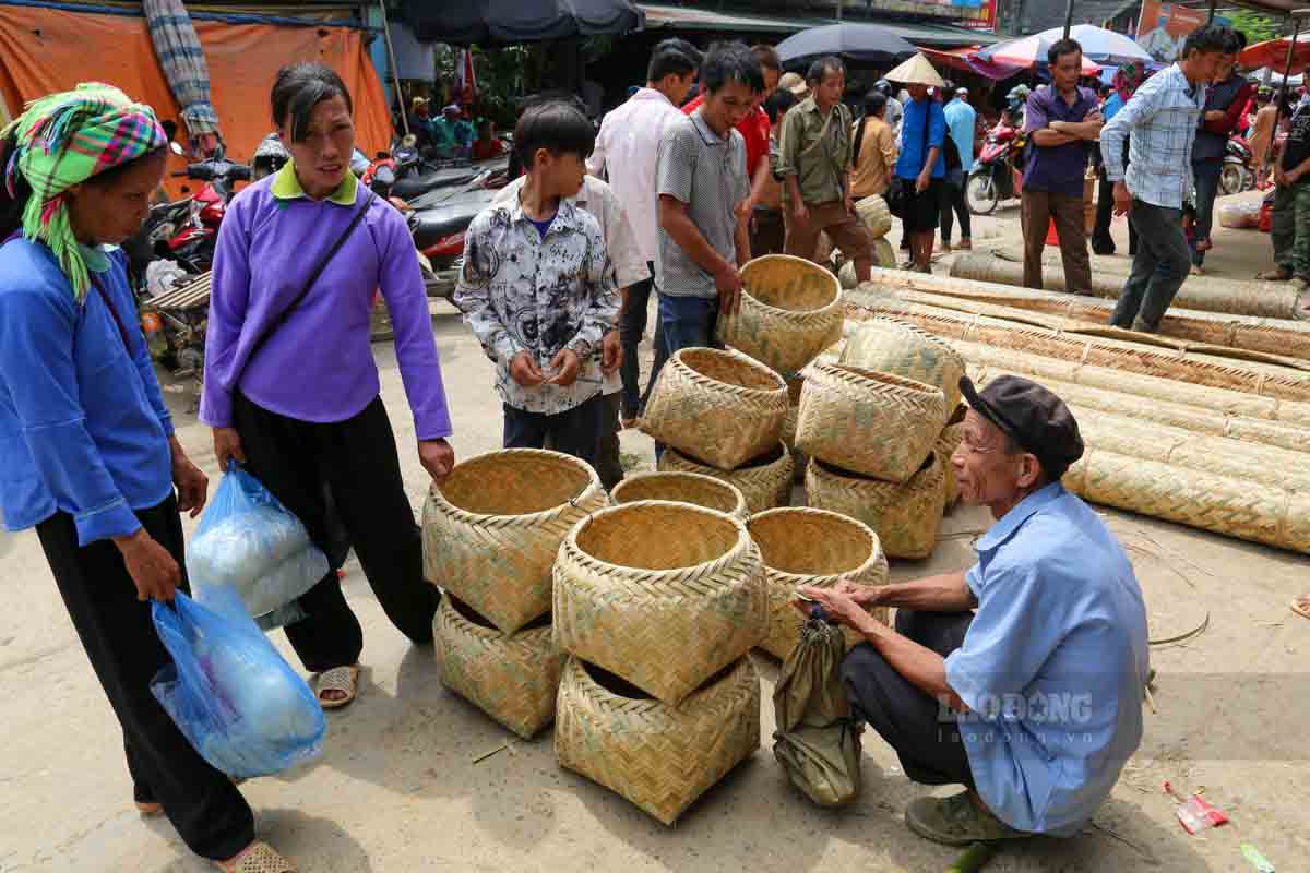 Nong cu duoc bay ban tai phien cho nhu co gang luu giu lang nghe cua nhung nguoi gia nhu ba Xuan.