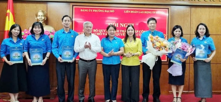 Leaders of the Hanoi City Labor Federation presented the Decision to establish the Dai Mo Ward Labor Union. Photo: Minh Khue