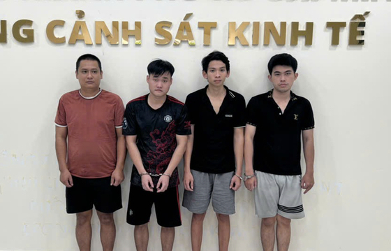 Inspection d'un entrepot a Ho Chi Minh-Ville decouverte d'un groupe de suspects produisant de la contrefaçon