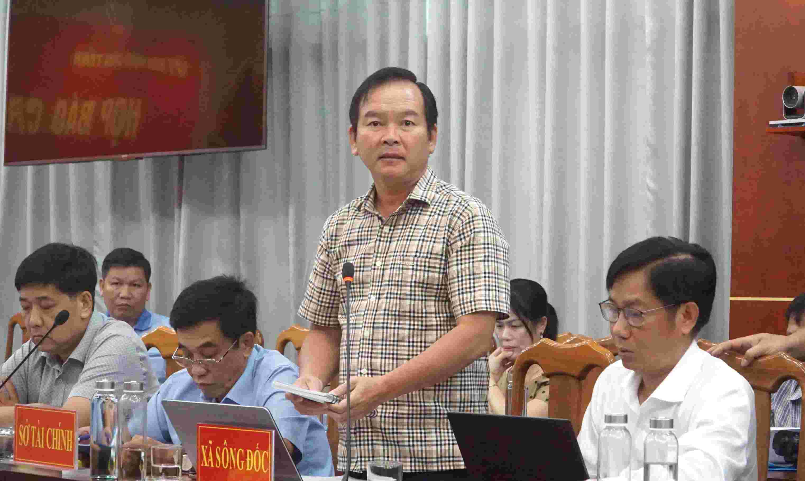 Bi thu xa Song Doc, Ca Mau neu cac truong hop nhan chuyen nhuong thanh qua lao dong tai xa. Anh: Nhat Ho