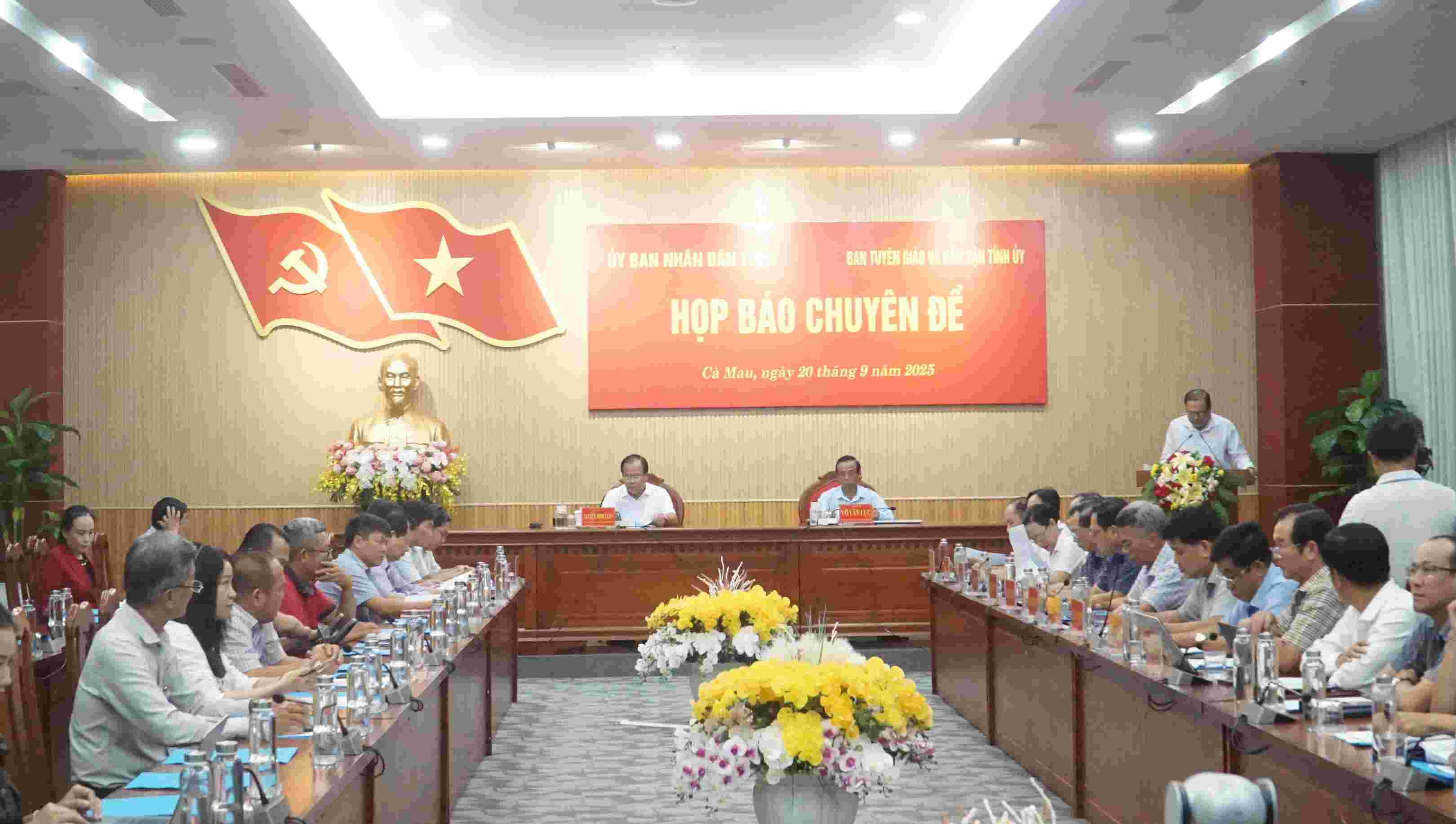 Pho chu tich UBND tinh Ca Mau Nguyen Minh Luan chu tri cuoc hop bao. Anh: Nhat Ho