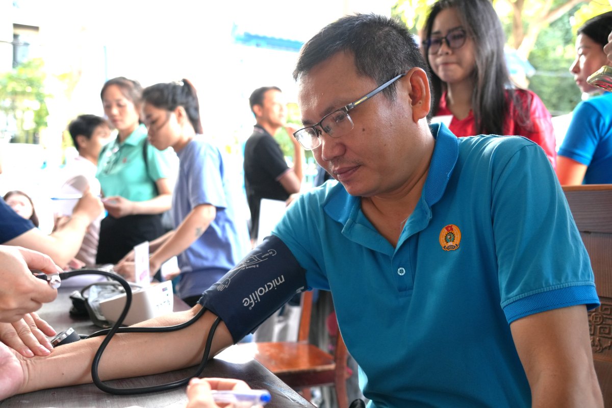 Union members have donated blood more than 20 times for screening before participating in the program "Sharing the drop of pink blood". Photo: Thanh An