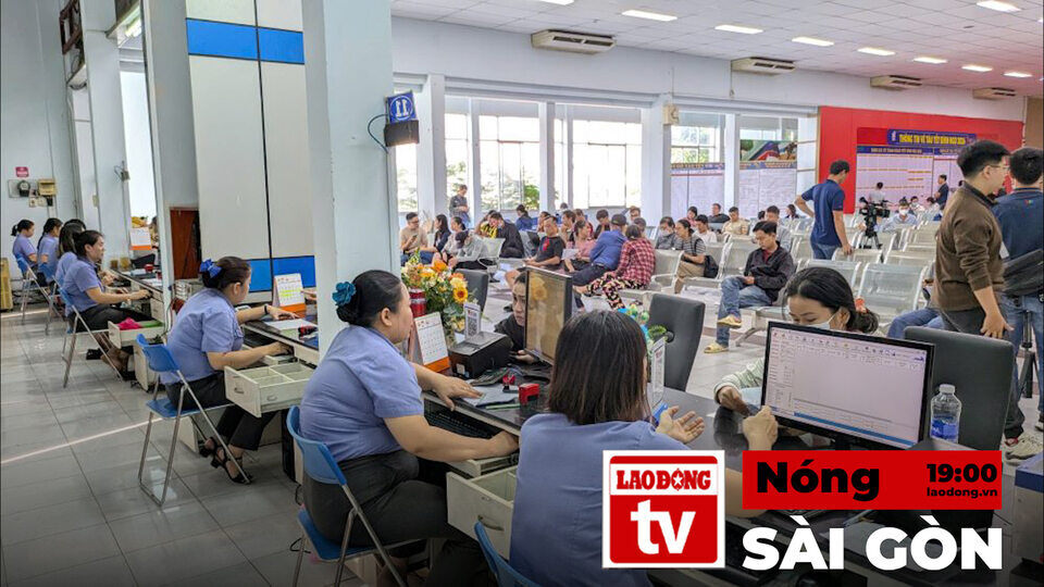 Chaud a Saigon : Le premier jour de la vente les gens font la queue pour acheter des billets de train pour le Tet Binh Ngo 2026