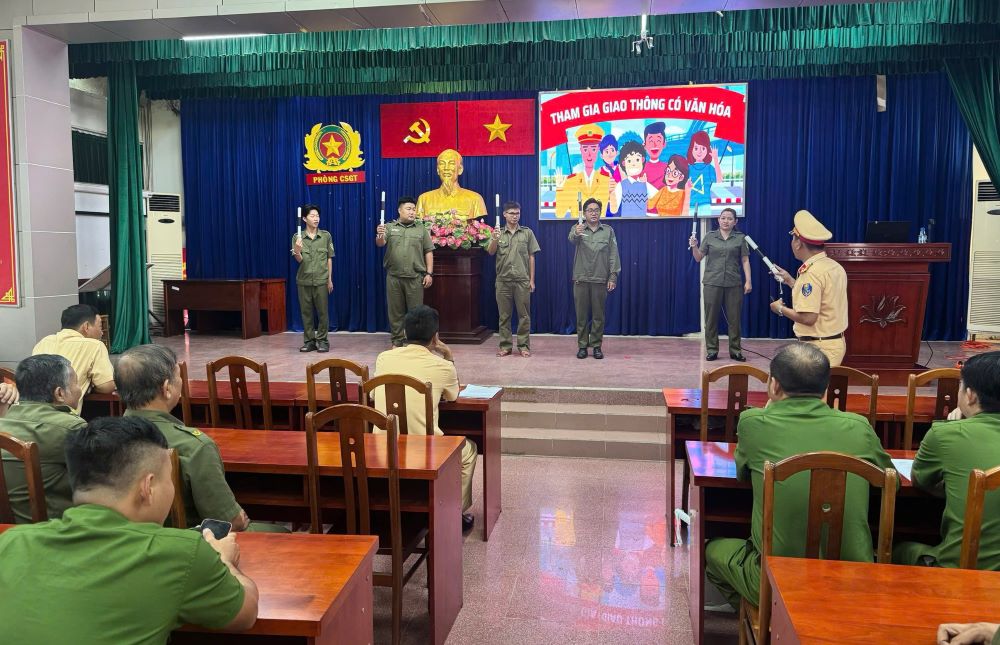 ホーチミン市の交通警察は、交通規制と混雑防止を調整するために、コミューンと病棟の警察のための訓練を組織しました。写真：PC08