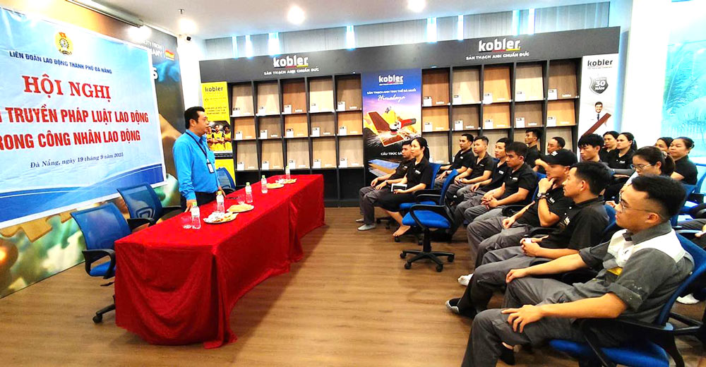 The Da Nang City Labor Federation disseminates labor laws to workers. Photo: Da Nang Industrial Park Trade Union