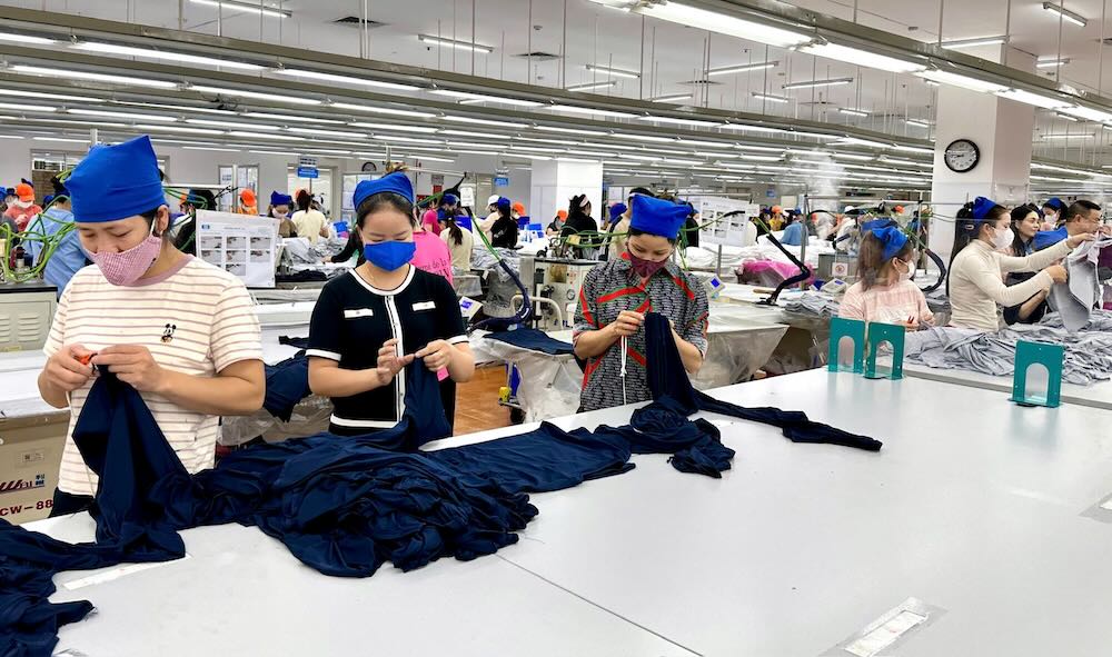 Employees of Sakurai Vietnam Co., Ltd. actively compete in labor production, striving to exceed the set goals, achieving achievements to celebrate the 20th Provincial Party Congress. Photo: Ha Tinh Trade Union