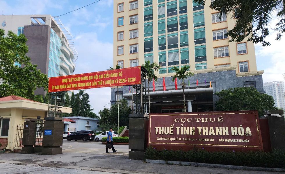 Selon le departement des impots de la province de Thanh Hoa l'application de mesures de suspension temporaire du depart vise a percevoir des impots conformement a la reglementation. Photo : X.H