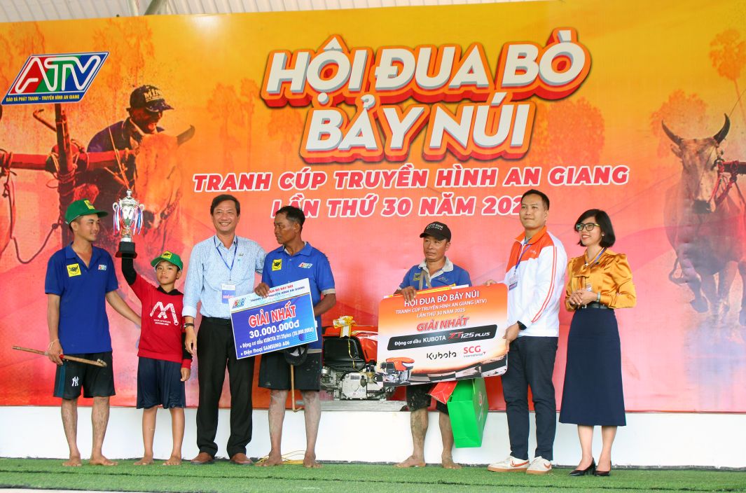 Trao giai cho chu doi bo so 09 cua ong Chau Khon dat giai Nhat Hoi dua bo Bay Nui nam 2025. Anh: Lam Dien