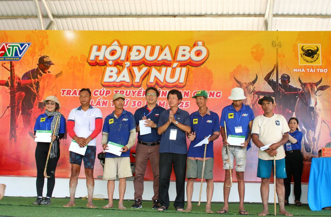 Trao thuong cho chu cac doi bo xuat sac vuot qua duoc 2 vong loai. Anh: Lam Dien