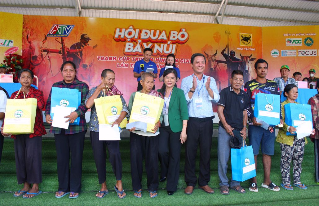 Trao tang qua cho cac ho gia dinh dan toc con kho khan va cac ho da ra suc giu gin va phat huy gia tri van hoa - the thao dua bo trong cong dong, nhu cuoc tiep them niem vui, su am ap cho nguoi dan don mung Le Sen Dolta. Anh: Lam Dien