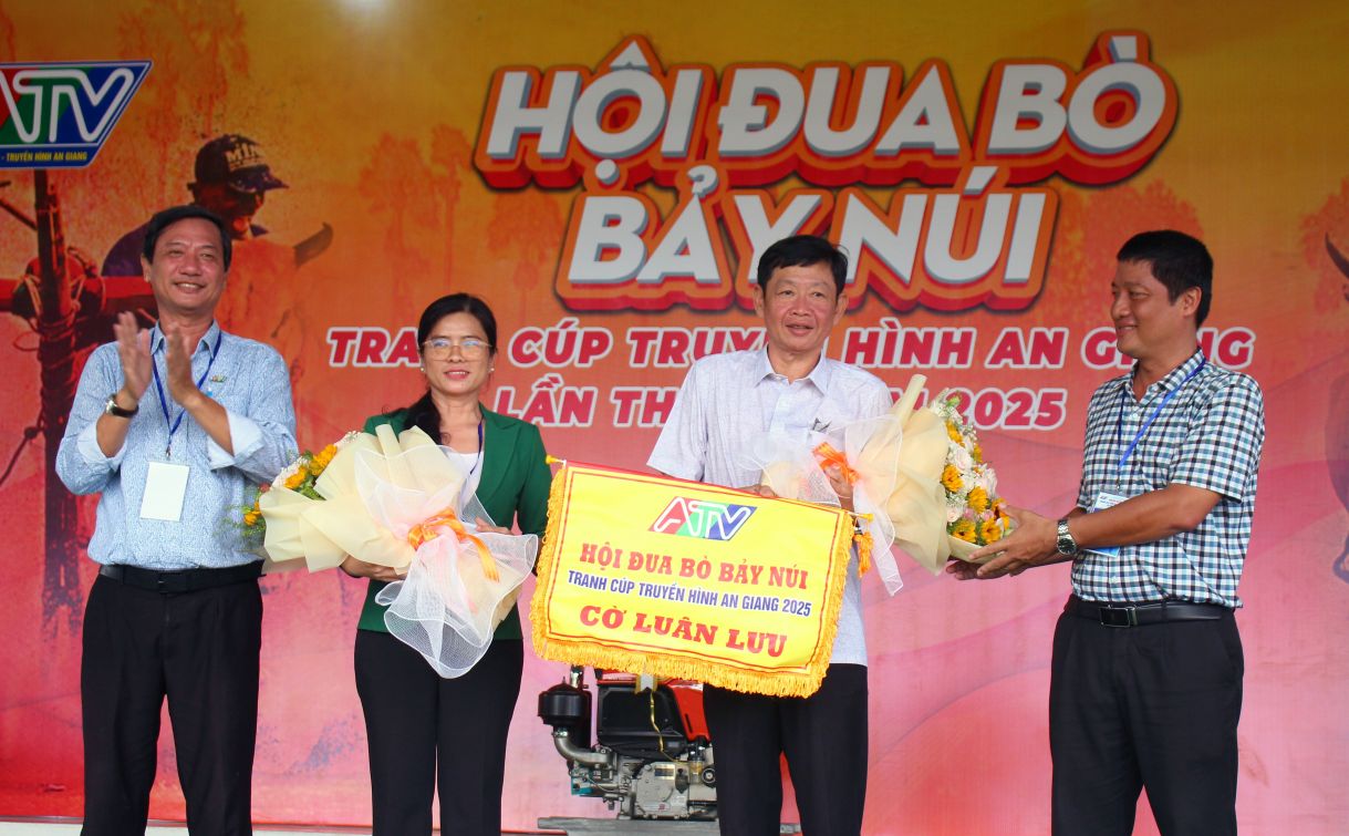 Trao co luan luu to chuc Hoi dua bo Bay Nui nam 2026 cho xa An Cu, tinh An Giang. Anh: Lam Dien