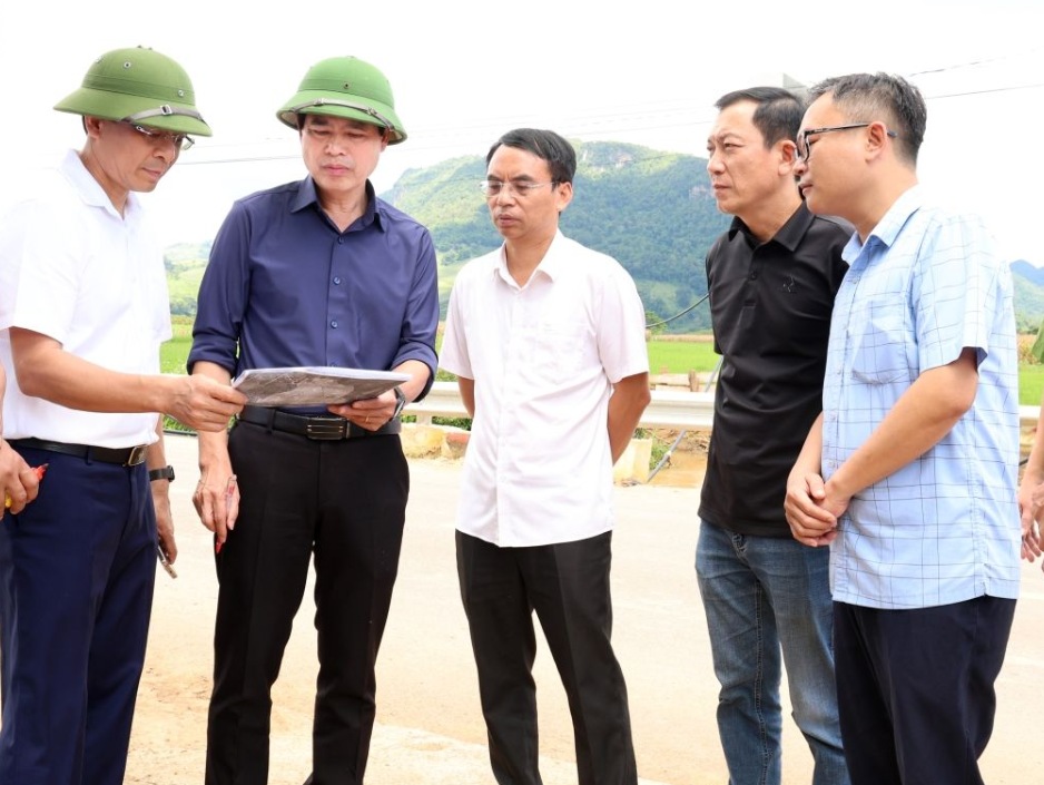 El Sr. Hoang Quoc Khanh - Secretario del Comite Provincial del Partido de Son La (segundo desde la izquierda) inspecciona la situacion real de la inversion en la construccion de la Escuela Primaria Internado interfamiliar TH - Escuela Secundaria de la comuna de Long Phieng. Foto: Dieu Anh