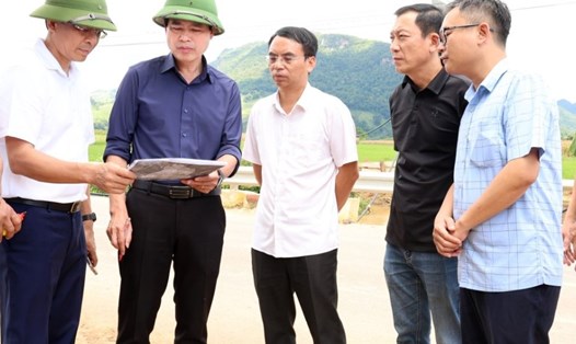 Ông Hoàng Quốc Khánh - Bí thư Tỉnh ủy Sơn La (thứ 2 từ trái sang) kiểm tra thực trạng công tác đầu tư xây dựng Trường phổ thông nội trú liên cấp TH - THCS xã Lóng Phiêng. Ảnh: Diệu Anh